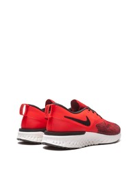 rote und schwarze Sportschuhe von Nike