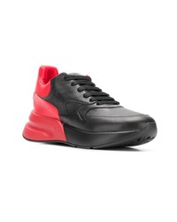 rote und schwarze Sportschuhe von Alexander McQueen