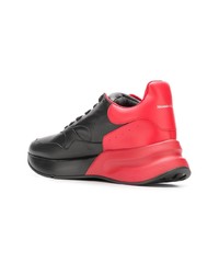 rote und schwarze Sportschuhe von Alexander McQueen