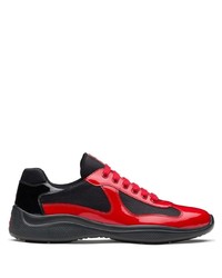 rote und schwarze Sportschuhe von Prada