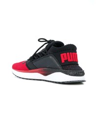 rote und schwarze Sportschuhe von Puma