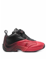 rote und schwarze Sportschuhe von Reebok