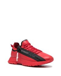 rote und schwarze Sportschuhe von Givenchy