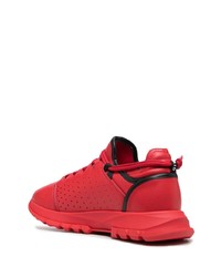 rote und schwarze Sportschuhe von Givenchy