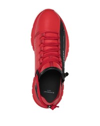 rote und schwarze Sportschuhe von Givenchy