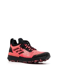 rote und schwarze Sportschuhe von adidas