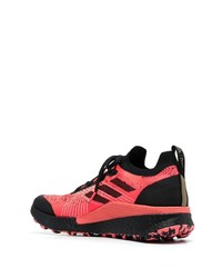 rote und schwarze Sportschuhe von adidas