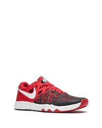 rote und schwarze Sportschuhe von Nike