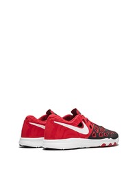 rote und schwarze Sportschuhe von Nike