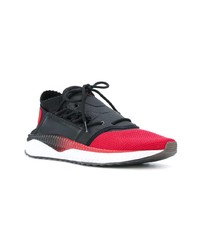 rote und schwarze Sportschuhe von Puma