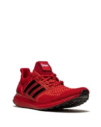 rote und schwarze Sportschuhe von adidas