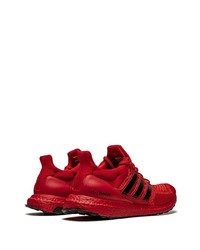 rote und schwarze Sportschuhe von adidas