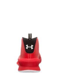 rote und schwarze Sportschuhe von Under Armour