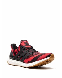 rote und schwarze Sportschuhe von adidas