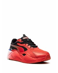 rote und schwarze Sportschuhe von Puma