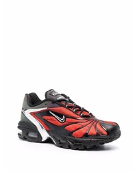 rote und schwarze Sportschuhe von Nike