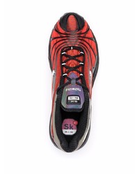 rote und schwarze Sportschuhe von Nike