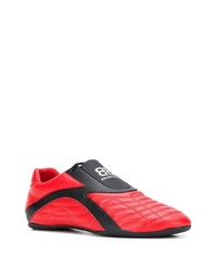 rote und schwarze Sportschuhe von Balenciaga