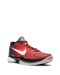 rote und schwarze Sportschuhe von Nike