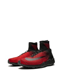 rote und schwarze Sportschuhe von Nike