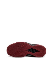 rote und schwarze Sportschuhe von Nike