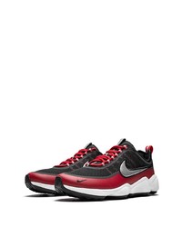 rote und schwarze Sportschuhe von Nike