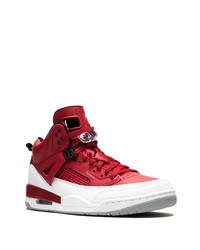 rote und weiße hohe Sneakers von Jordan