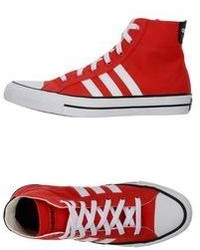 rote und weiße Schuhe