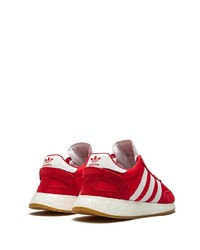 rote und weiße Sportschuhe von adidas