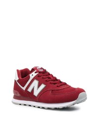 rote und weiße Sportschuhe von New Balance