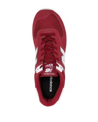 rote und weiße Sportschuhe von New Balance