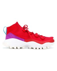 rote und weiße Sportschuhe von adidas