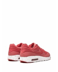 rote und weiße Sportschuhe von Nike