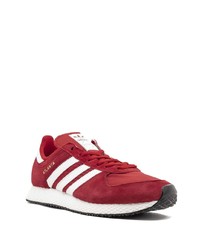 rote und weiße Sportschuhe von adidas