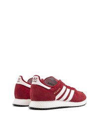 rote und weiße Sportschuhe von adidas