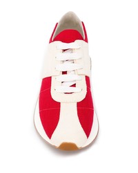 rote und weiße Sportschuhe von Marni