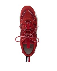 rote und weiße Sportschuhe von Moncler