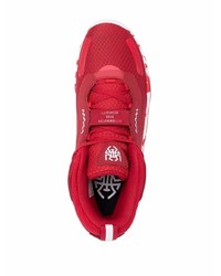 rote und weiße Sportschuhe von adidas