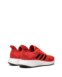 rote und weiße Sportschuhe von adidas