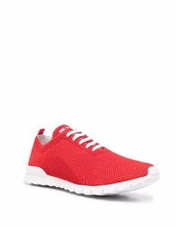 rote und weiße Sportschuhe von Kiton