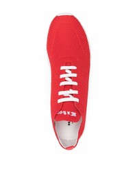 rote und weiße Sportschuhe von Kiton