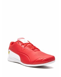 rote und weiße Sportschuhe von Puma