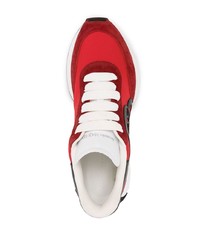 rote und weiße Sportschuhe von Alexander McQueen