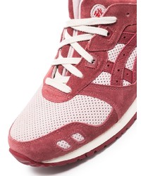 rote und weiße Sportschuhe von Asics