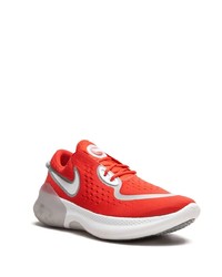 rote und weiße Sportschuhe von Nike