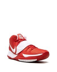 rote und weiße Sportschuhe von Nike