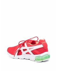 rote und weiße Sportschuhe von Asics