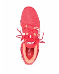 rote und weiße Sportschuhe von Asics