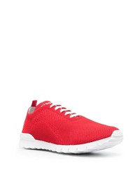 rote und weiße Sportschuhe von Kiton