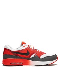 rote und weiße Sportschuhe von Nike